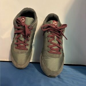 Pair of Merrel Sedona Hawthorn rose size 9 gray lace up sneakers, retro style.